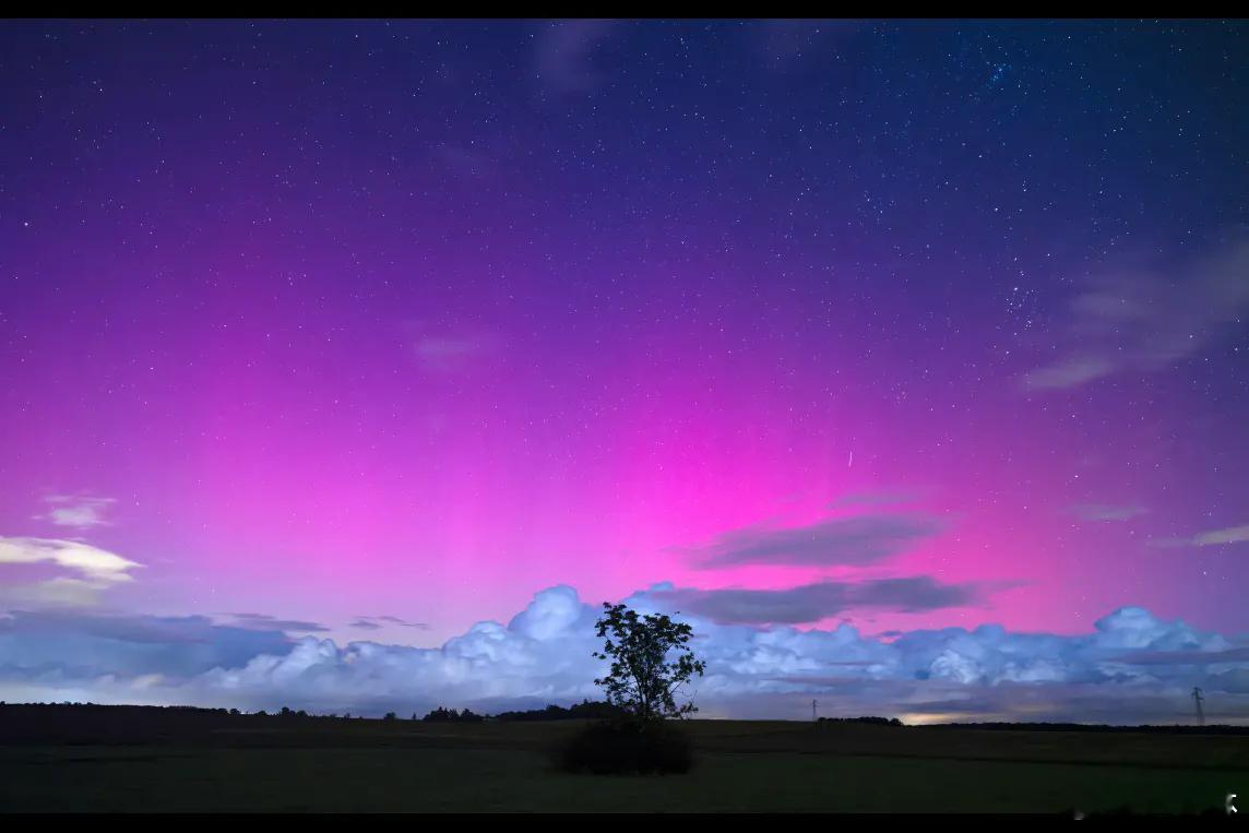 强烈太阳风暴袭击地球① 1月20日本次太阳风暴所产生的极光现象比往年都为明显，全