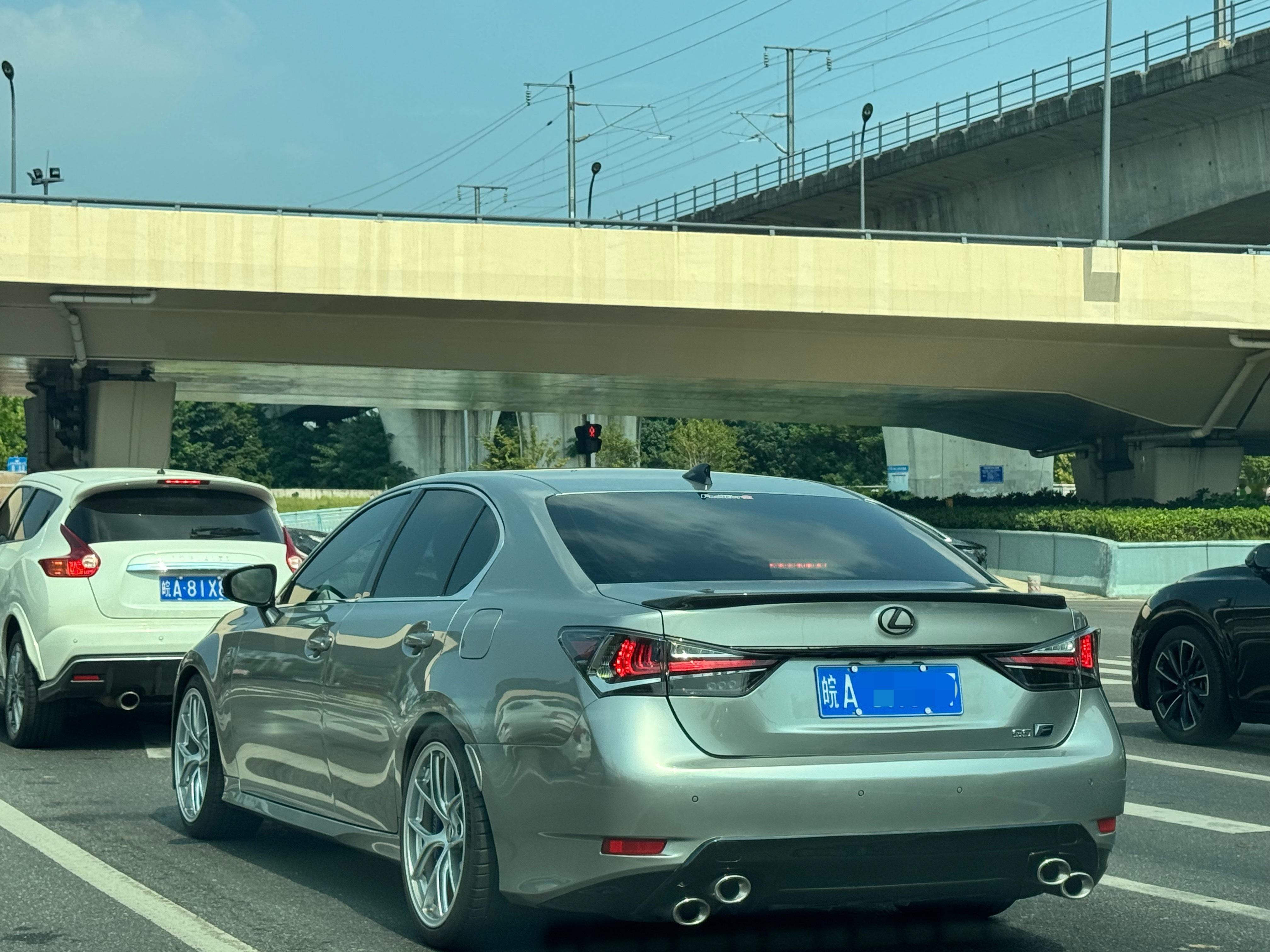 差点以为真的是GS F！其它套件改的都很成功，标志性的双边四出排气，性感小尾翼，