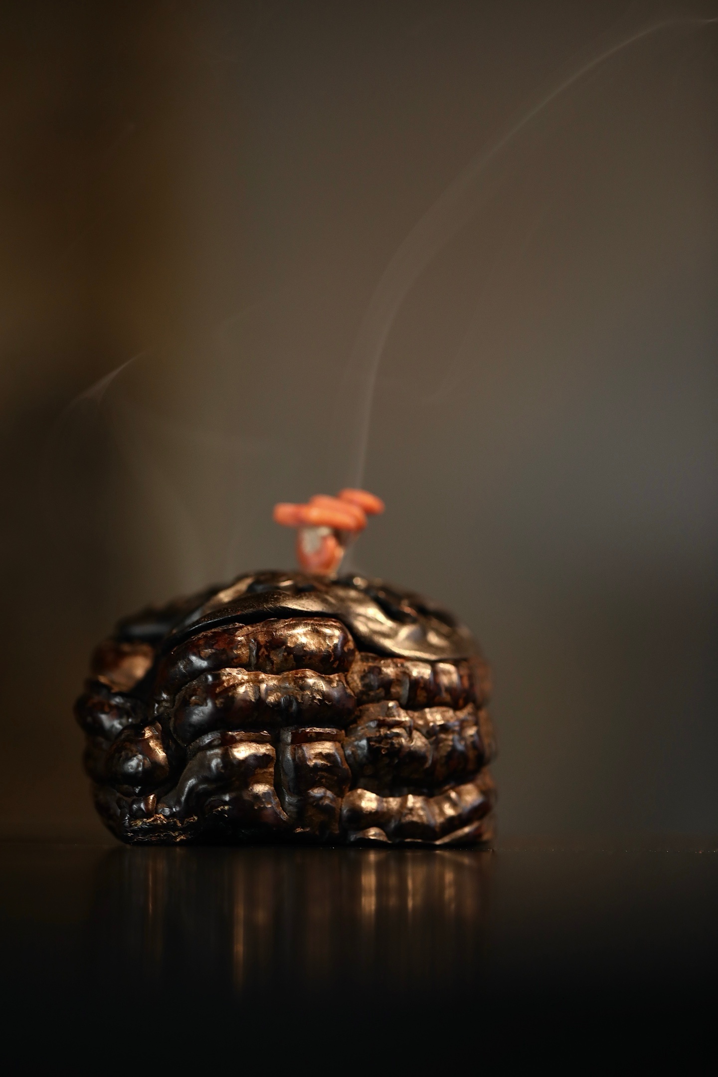 天然灵芝 | 香炉天然灵芝随形掏挖。保留了灵芝的天然肌理，若山石纍纍，清趣盎然，