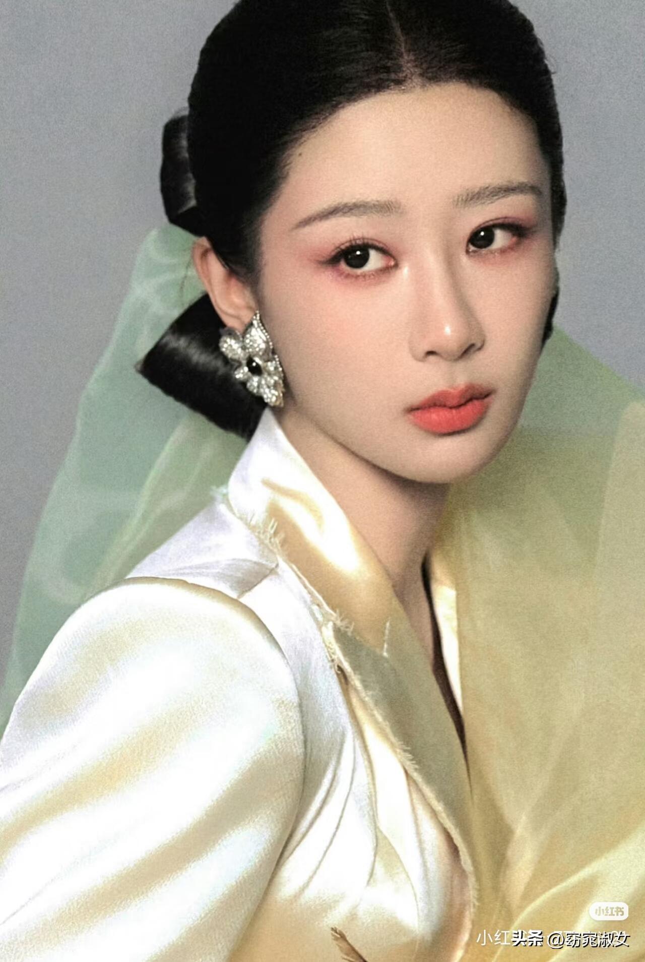 33岁杨紫高清怼脸拍，大红大紫，美艳大气，血气方刚 红气养人，肤白貌美，美丽动人