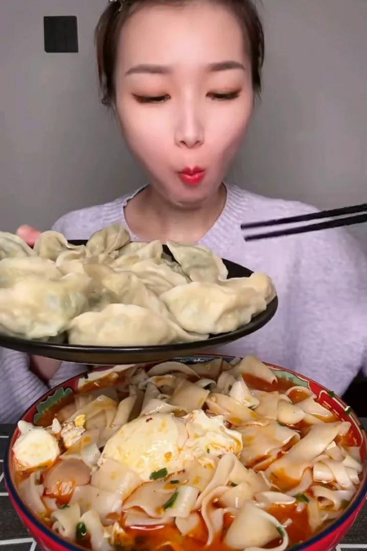 饺子香气飘，美味入口香。#分享美味饺子# #皮薄大饺子# #莲子猪肉饺子# #吃