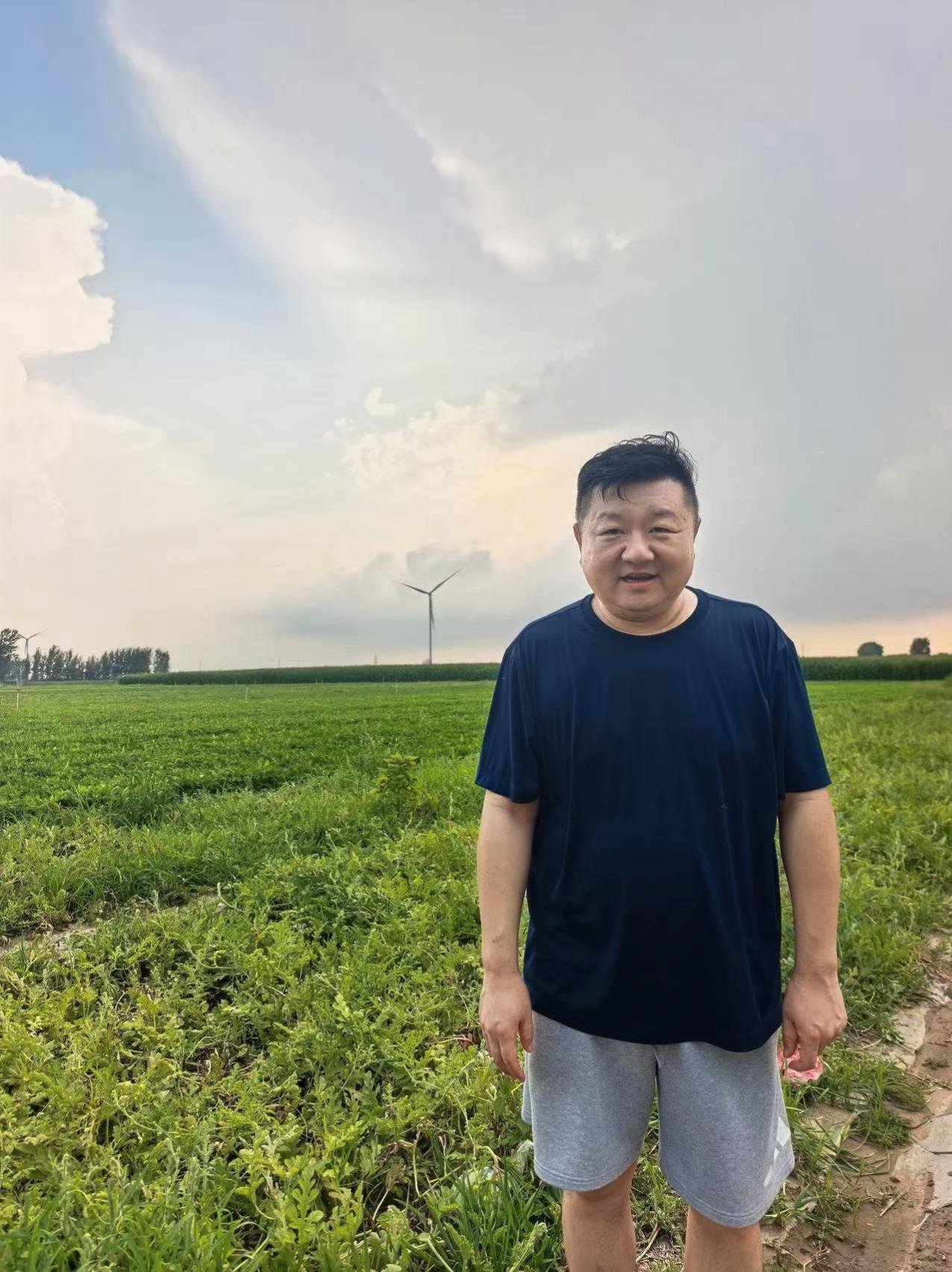 《什么?前南京交通台“欢乐点点”主持人
大聪，开始”倒腾”西瓜了?》
   三伏