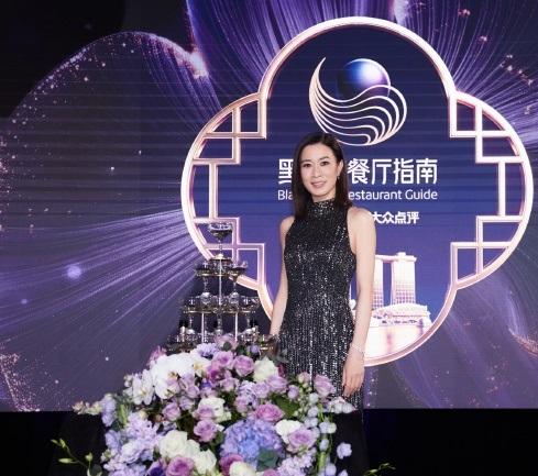 最近佘诗曼在新加坡出席时尚活动，她这次搭配的非常靓丽，看上去年轻又迷人。

佘诗