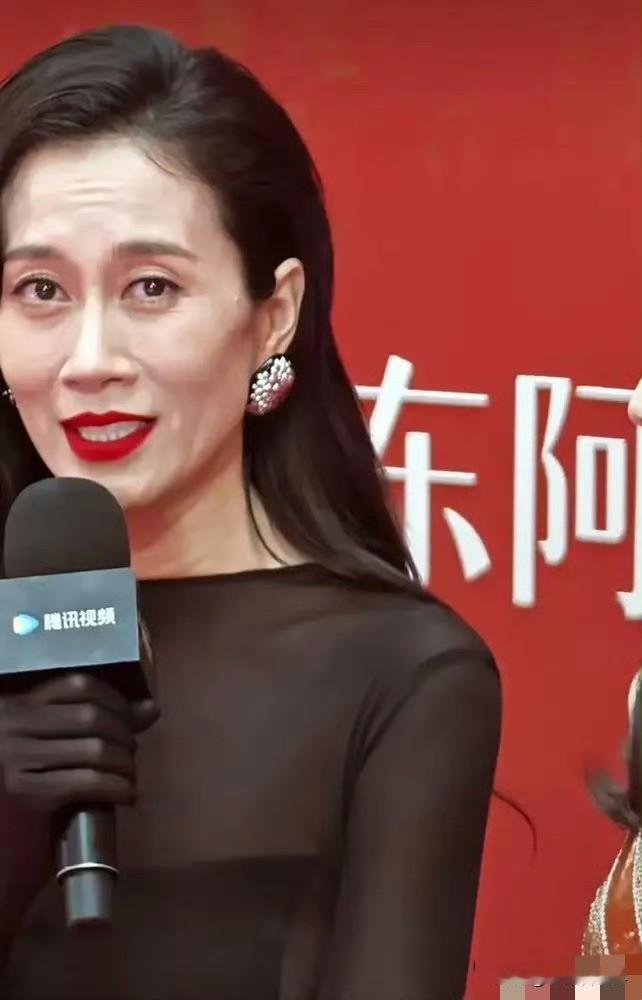 47岁温峥嵘参加活动生图路透，照片可以看出瘦脱相了，目测不到90斤的体重、胶原蛋