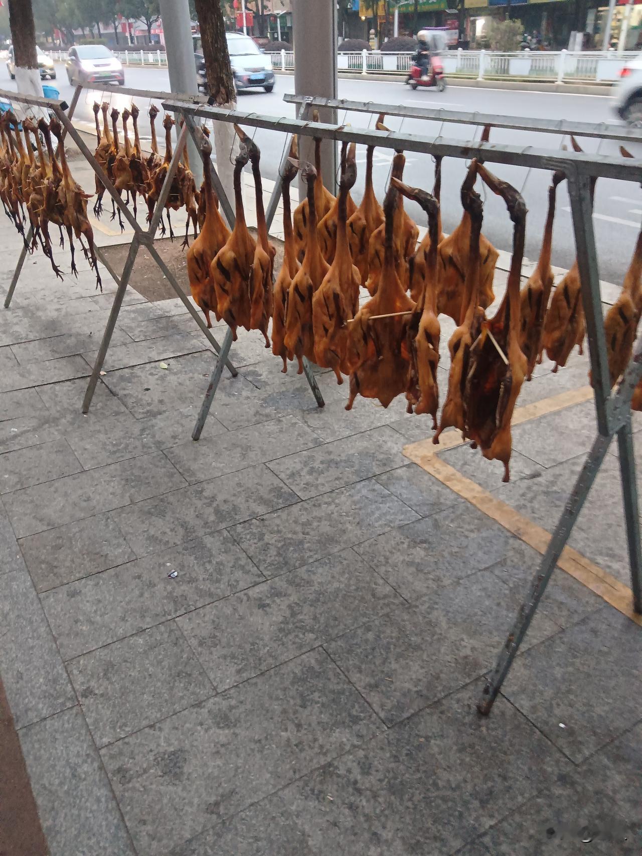 开盖瞬间，咸香混着莲藕的清甜漫出来。鸭肉脱骨，纤维吸饱了汤汁，一点不柴；莲藕吸了