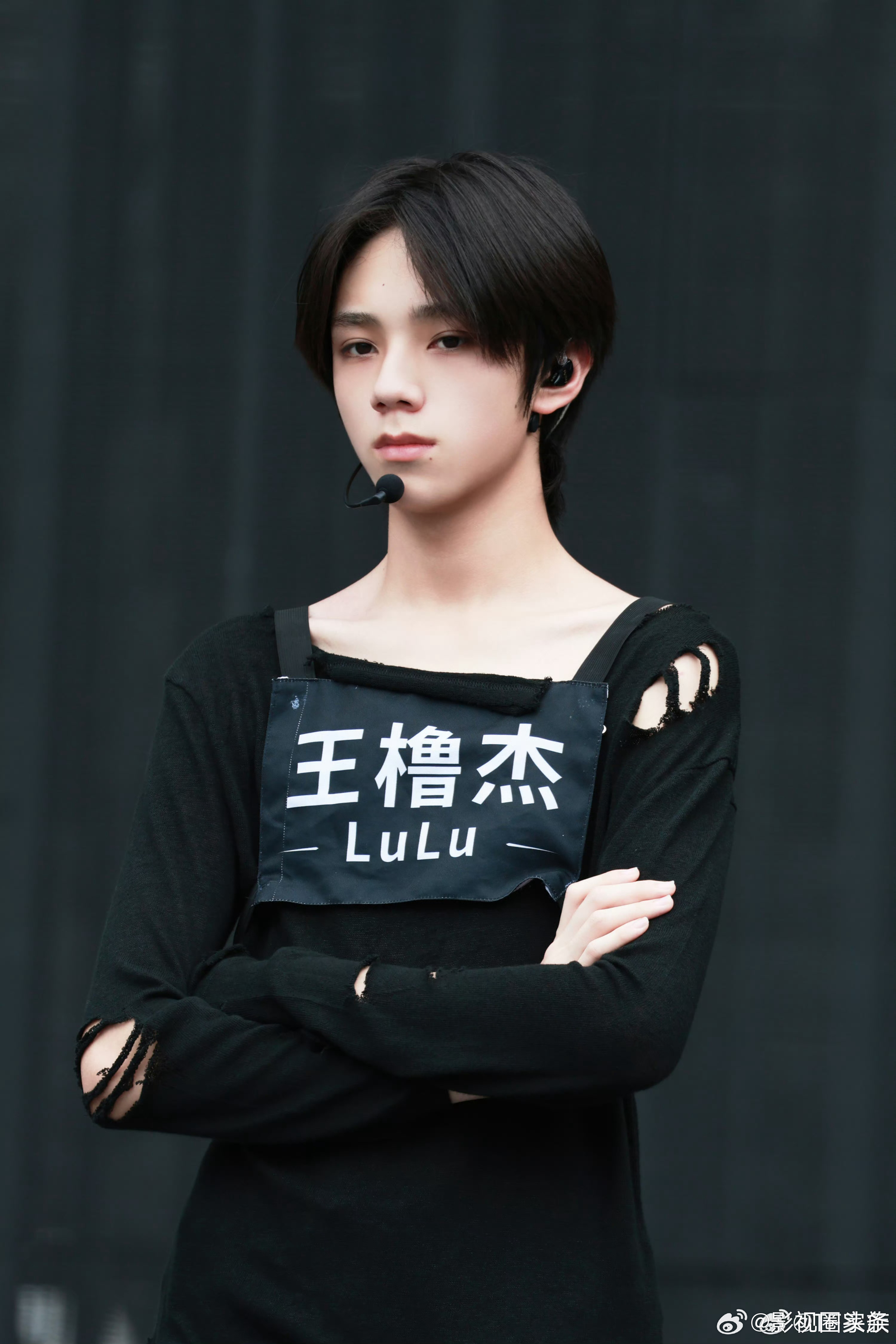 王橹杰破洞衣彩排图王橹杰破洞衣彩排照就这么爱穿破洞衣的王橹杰