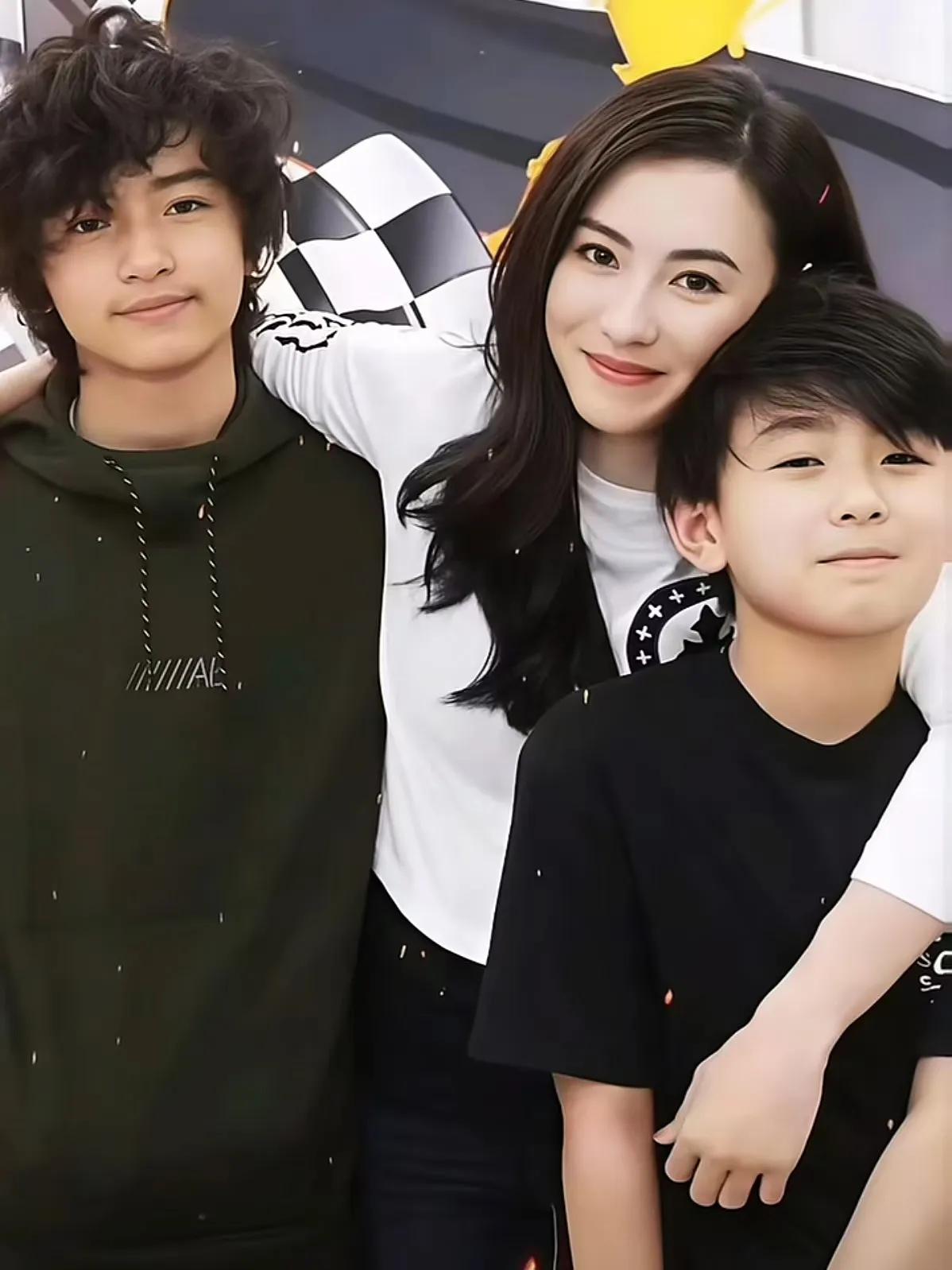 张柏芝与两个儿子在一起。照片中，她搂着儿子，一脸幸福。两个小帅哥虽然年龄不大，但