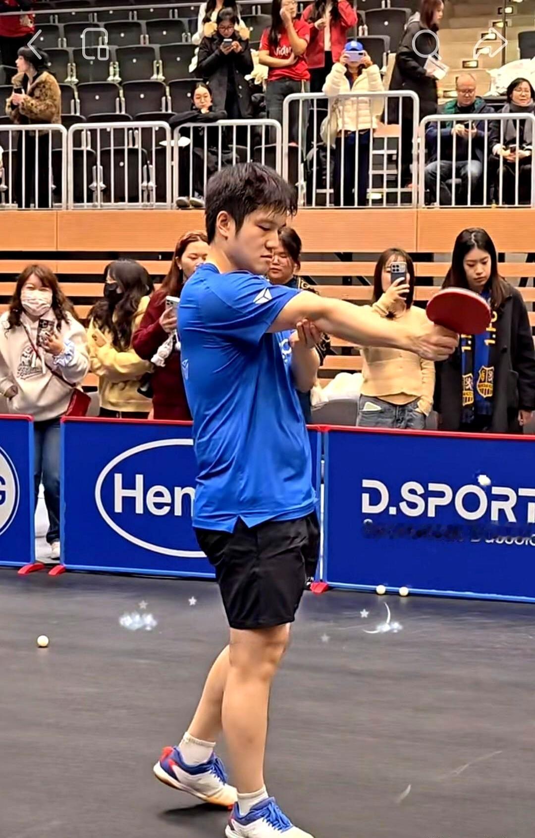 赢了比赛，但樊振东赛前不停揉搓右肘的画面，比输球更让人揪心。
 
就在对战美国选