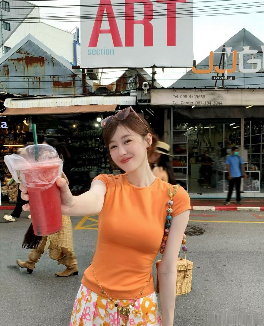 恋综刘亦菲被猛追到不适暧昧期被起哄该如何应对 美女好难做啊，这样被起哄和一个男生