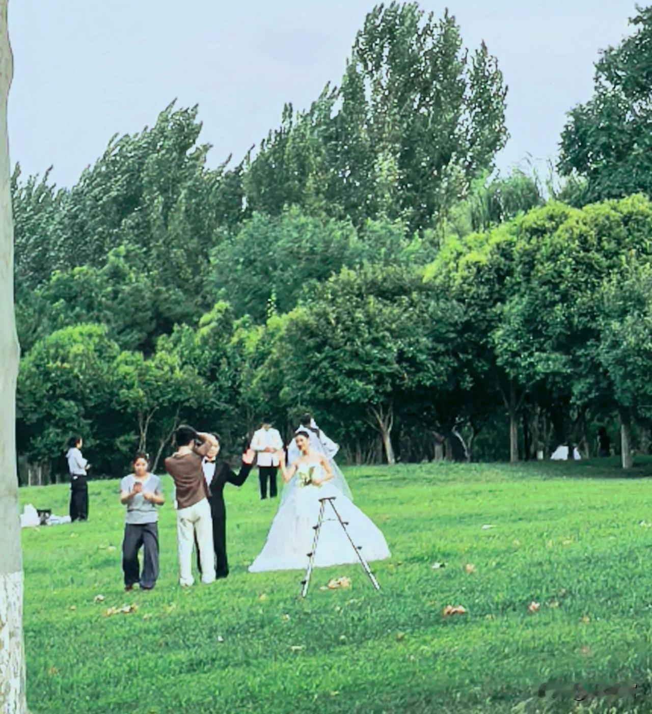当婚纱的裙摆沾满了青草香，才是夏季最美的生活。原来爱情最美的样子，就是把日子过成