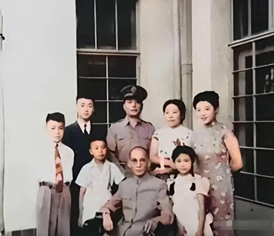 以前看民国云南的风云故事，总以为“云南王”龙云身边的美人只是点缀，直到翻到顾映秋