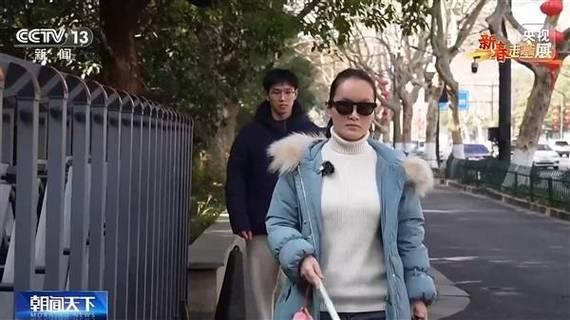 失明20年的钢琴调律师蔡琼卉，戴上国产AI助盲眼镜后实现独立出行。这款眼镜依托国