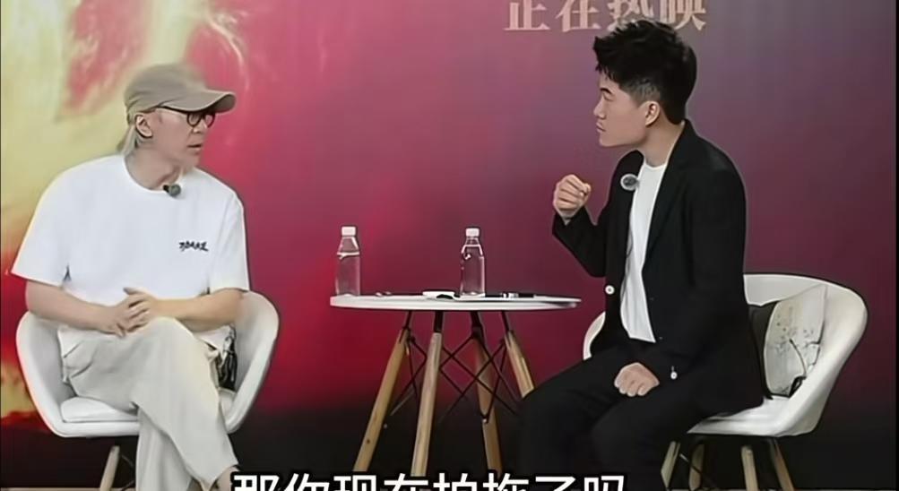 星爷追问小董“为什么没拍拖”，两人最后笑成一团。
扒开这场轻松调侃，底下压着的，