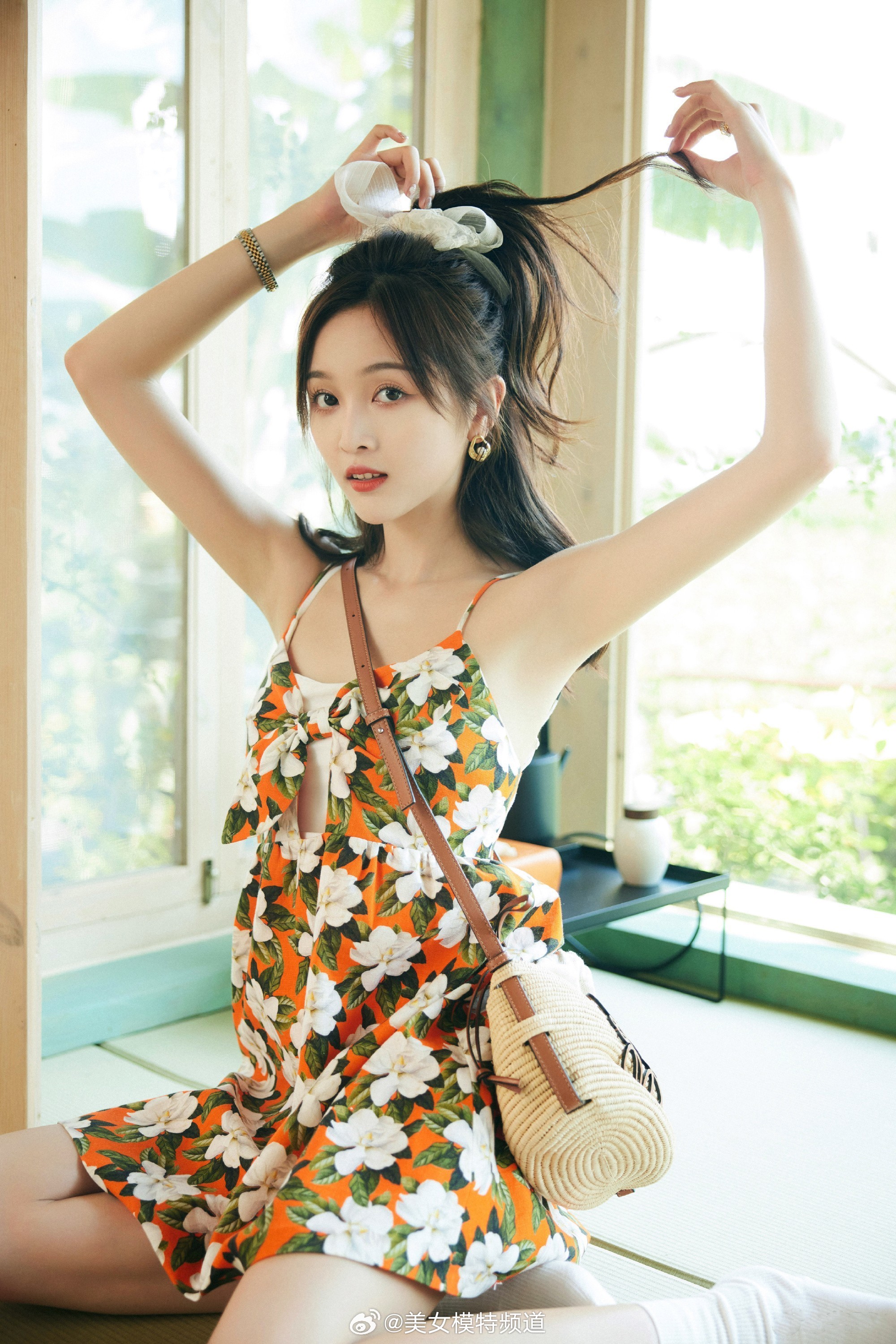 吴宣仪碎花吊带清爽甜美 