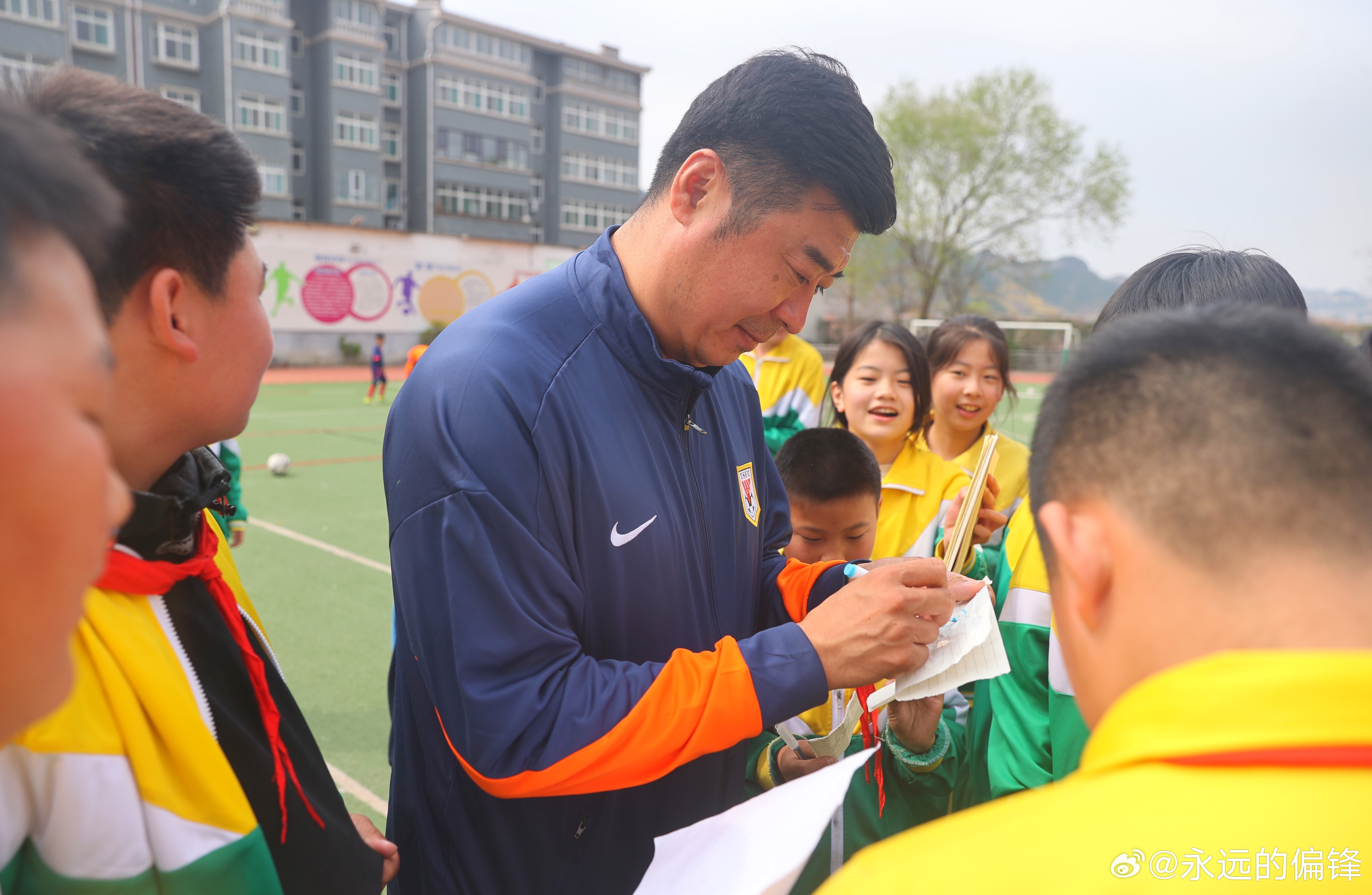 3月31日，山东泰山足球俱乐部携手山东省体育记者协会，走进济南市仲宫街道艾家村锦