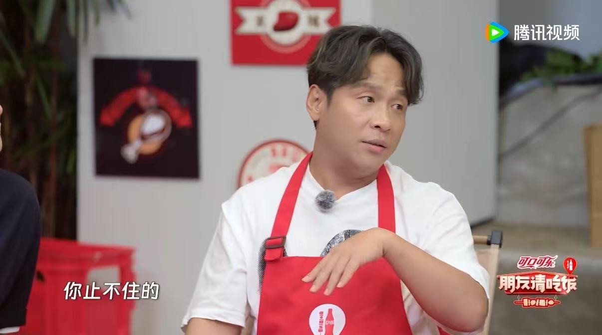宋小宝被观众轰下台朋友请吃饭在《朋友请吃饭》里，他说自己刚学徒上台就被轰，那得多