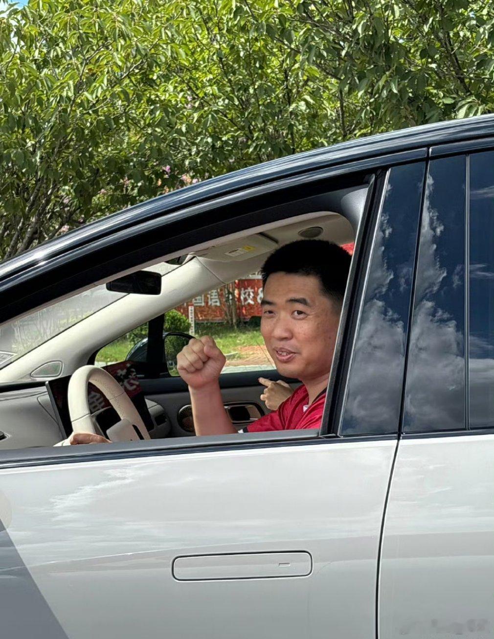 李想开i8现身常州常州有理想，李想也有梦想，李想作为球迷身穿12号球衣开着理想i