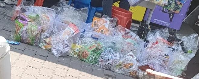 女儿在校门口吃了一包辣条，痛了三四天，五毛钱引发三百多块的医药费。

上周星期一