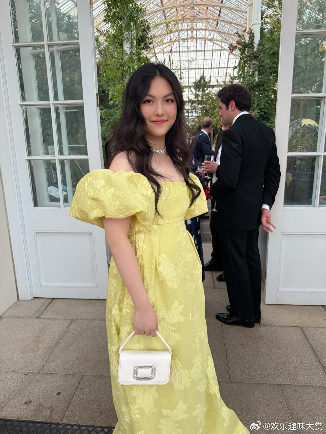 李湘王诗龄参加英国皇室聚会瞧！李湘王诗龄在皇室聚会玩得好开心? 王诗龄的优雅姿态