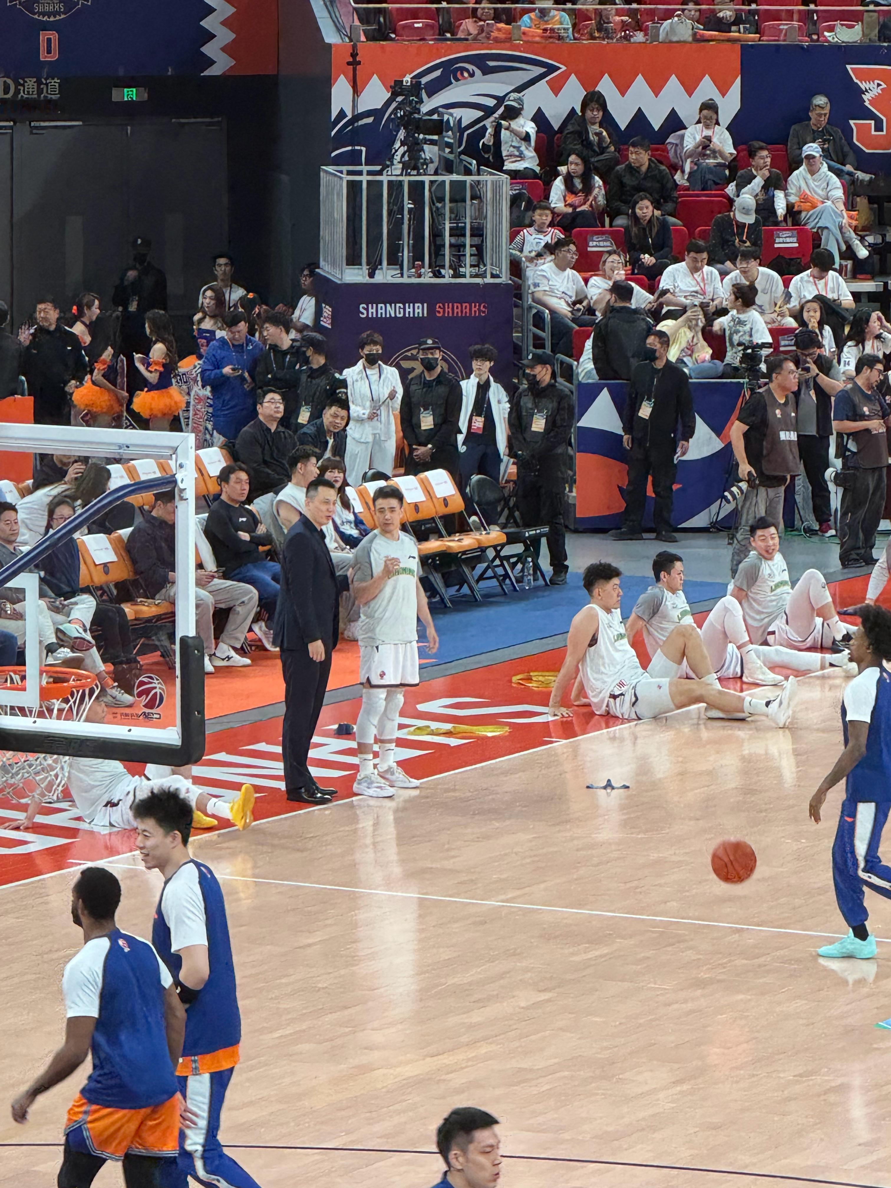 赛前热身继伟和卢伟指导聊了很久辽宁男篮上海久事大鲨鱼
