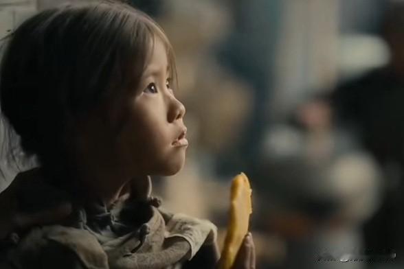 《八千里路云和月》大爷一个动作，就诠释了中国人的善良。
万福在难民营找到太爷，