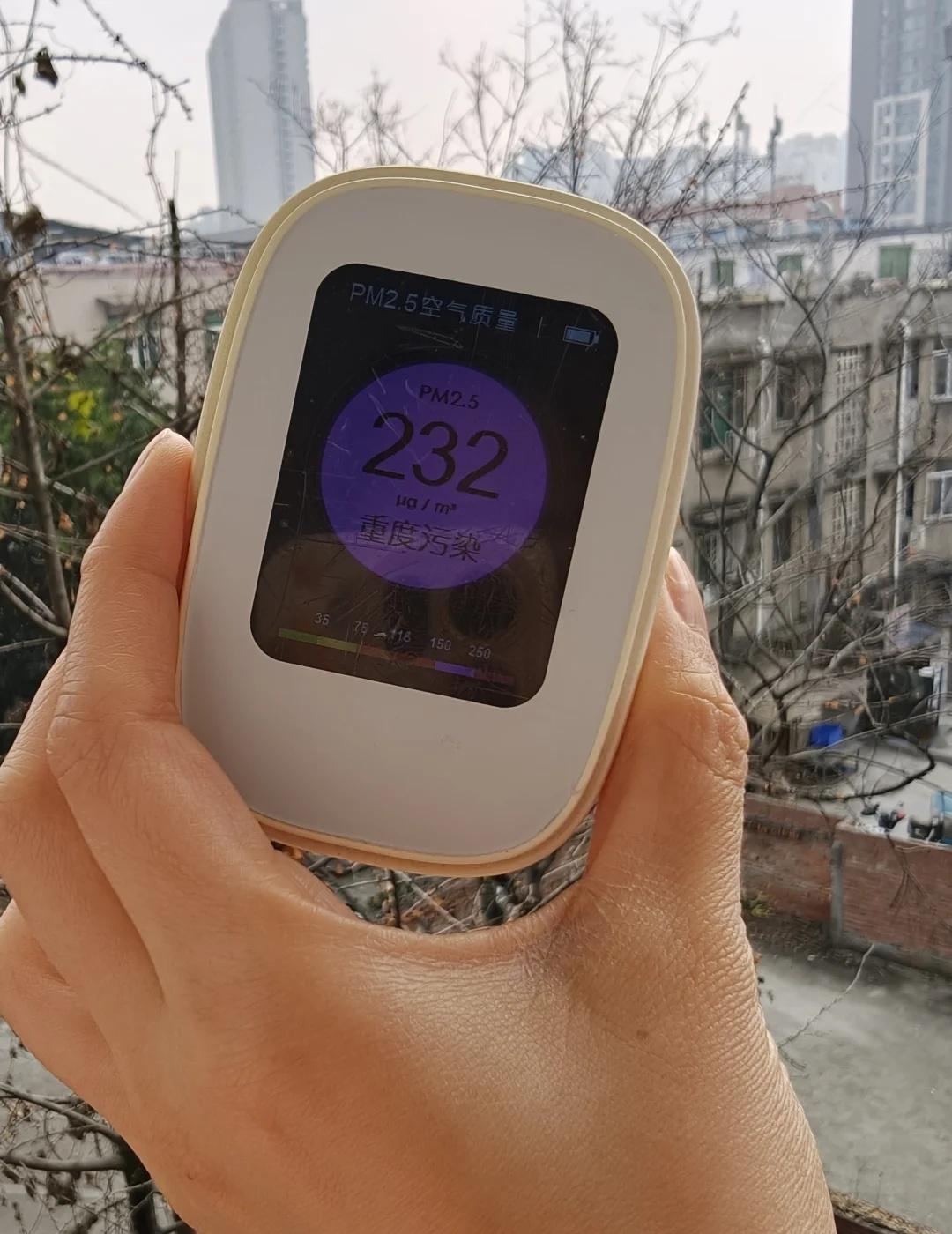 公园城市爆表是什么意思呢
要说检测仪器不准吧，那空气净化器出风口又是0。咱就说信