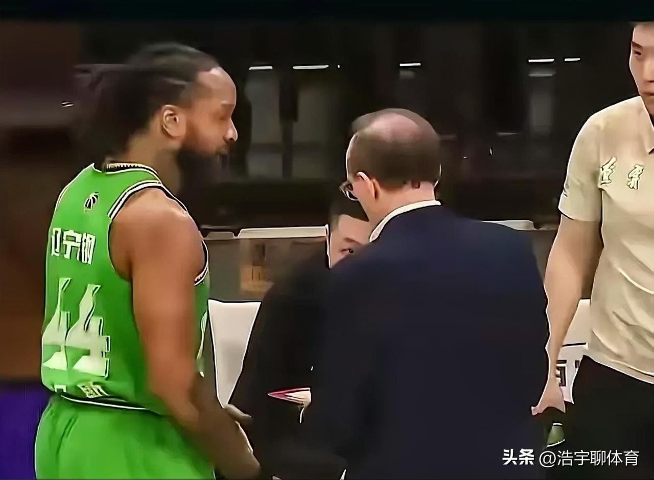 威尔斯无视乌戈？到底是将帅失和还是另有原因，辽篮更换外援暗藏玄机。
辽篮主场战胜