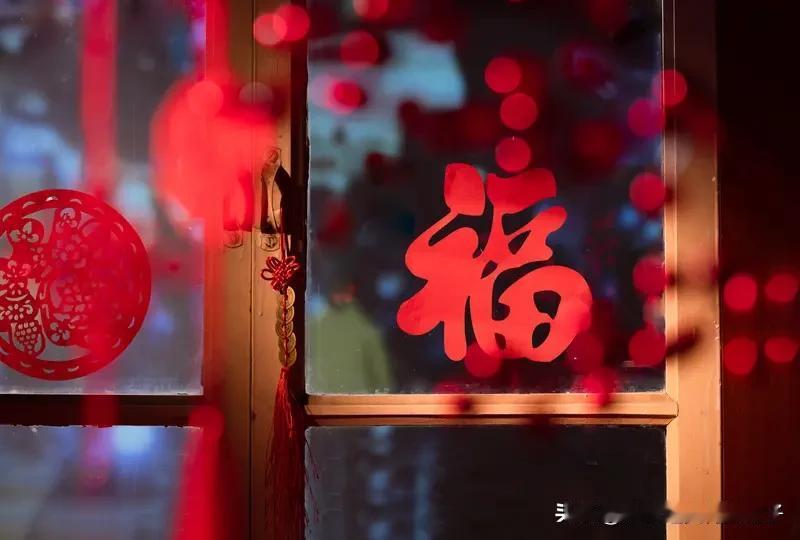 拜年时，暖心话就像冬日暖阳。以前过年，手机被“新年快乐，万事如意”的群发祝福刷屏
