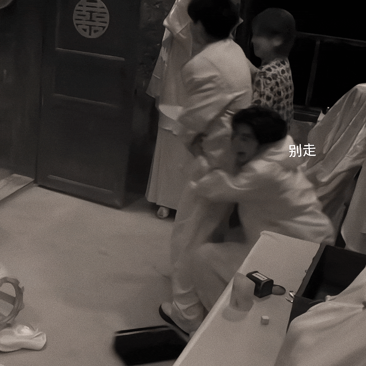 陈哲远密室实录：密逃常驻胆小鬼实锤！表面帅气高冷，一遇NPC直接上演旱地游泳，抱