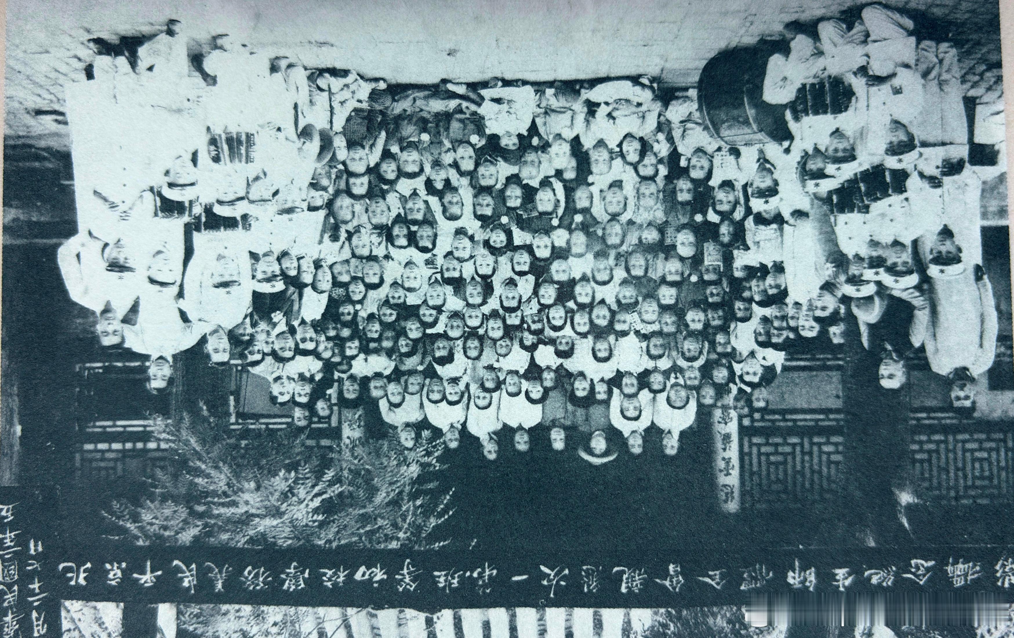 1913年邓颖超进入北京平民义务学校读书。这是该校初等班第一次恳亲会全体师生合影