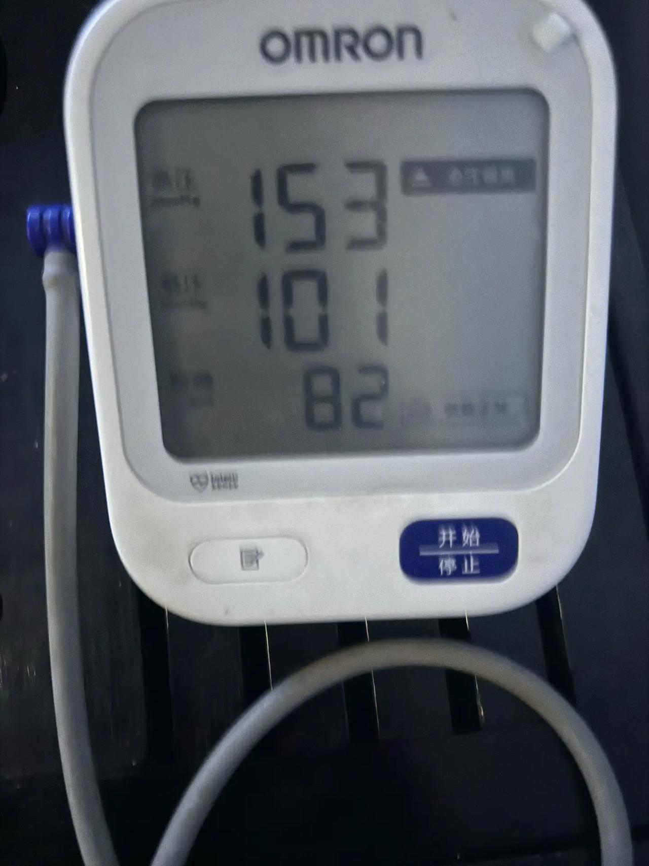 前天晚上，血压骤升，胸闷气喘，右腿肿，住院后打利尿剂血压就下来了，胸闷气短症状消