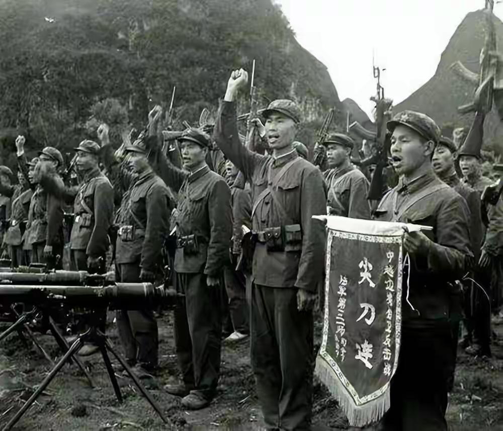 两山轮战为何打了十年之久？目的有两个：拖垮越南，熬干苏联。1979年2月，对越自