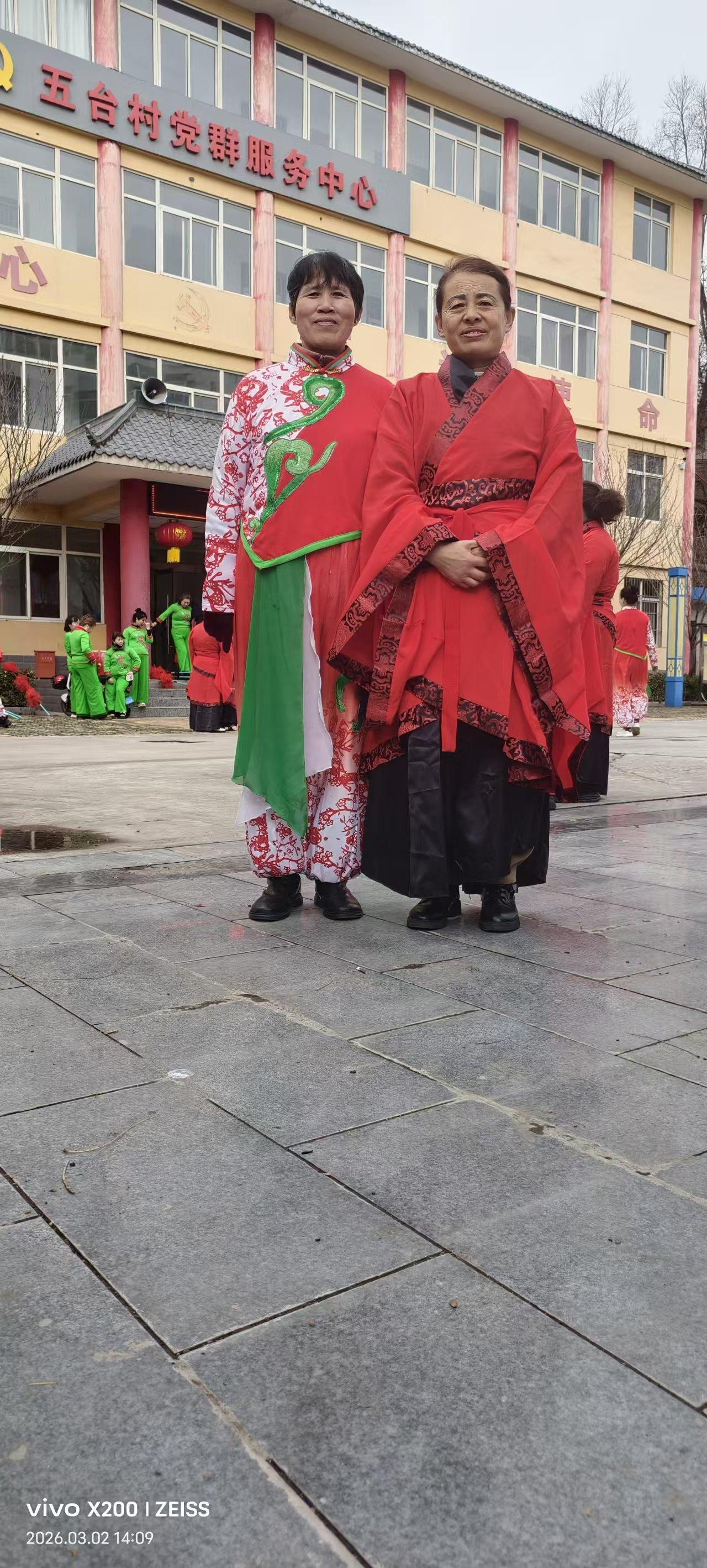 2. 身着锦绣红装，赴一场春日盛会。乡村舞台的热闹里，藏着最踏实的幸福，岁月不老