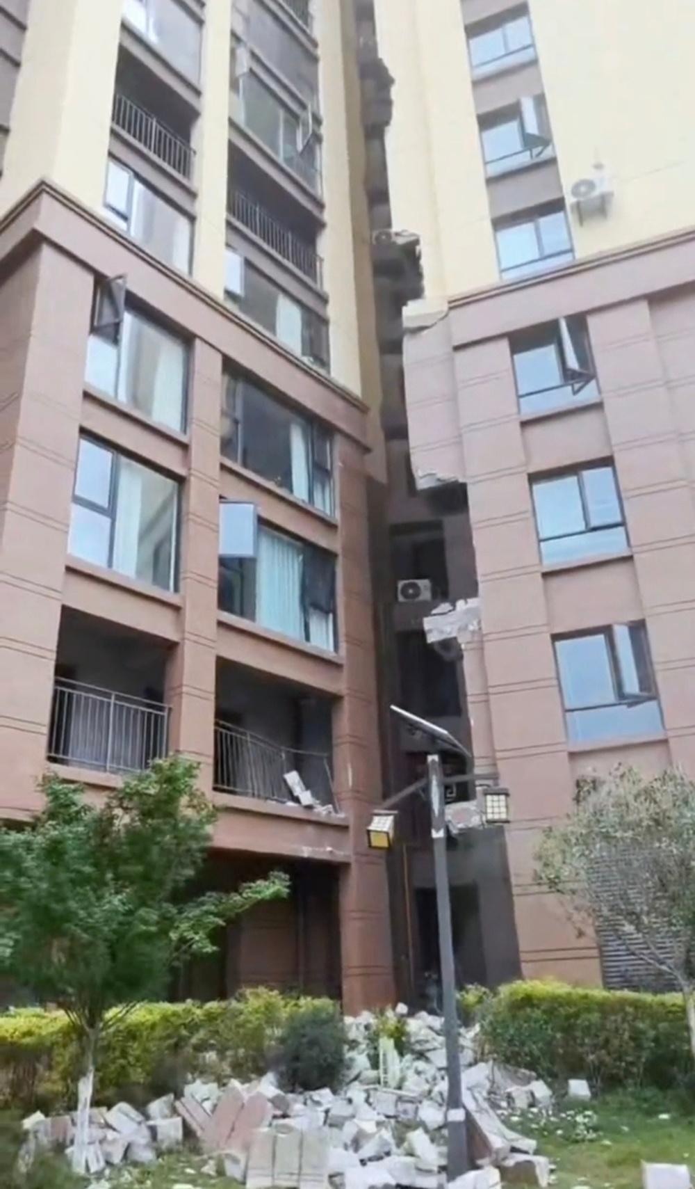 5月11日，云南省昆明市宜良县悦江苑小区一栋住宅楼发生爆燃。现场视频显示，爆炸导