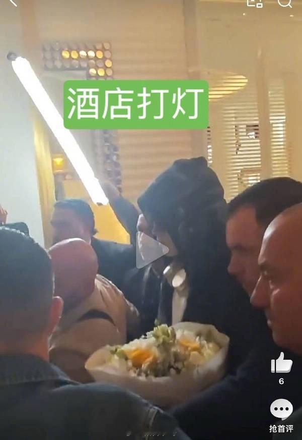 田栩宁G社生图来了不过有人嘲笑他还带打光打灯的这个状态还不错吧 