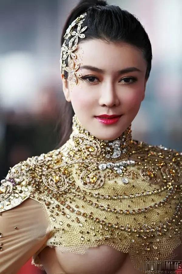 杨思敏被称为亚洲第一美胸、最美潘金莲，但她的故事远不止身材美丽这么简单。她本名神