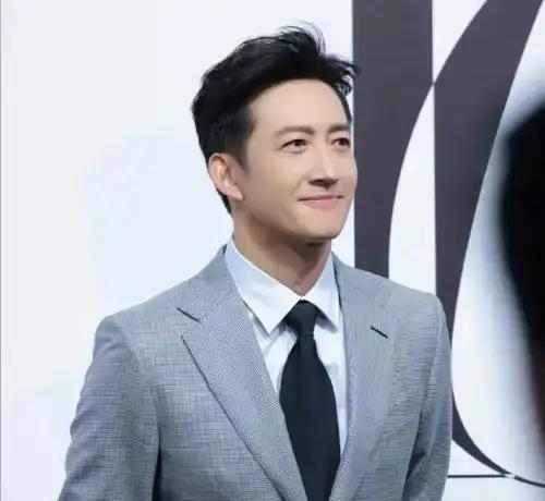 王阳的西装是贵，杜淳的军装是命。
你见过凌晨四点戈壁滩的爆破戏吗？
杜淳扛着95