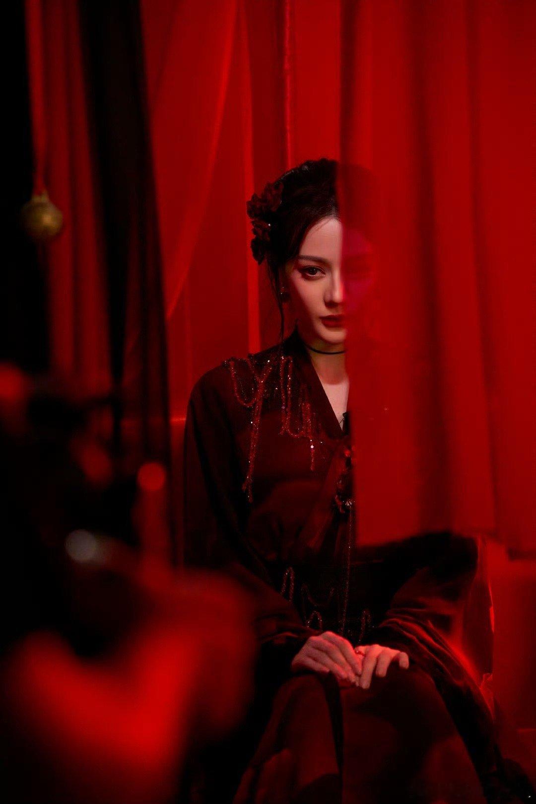 张振给迪丽热巴做的暗夜玫瑰发型迪丽热巴暗夜玫瑰发型 ​​​