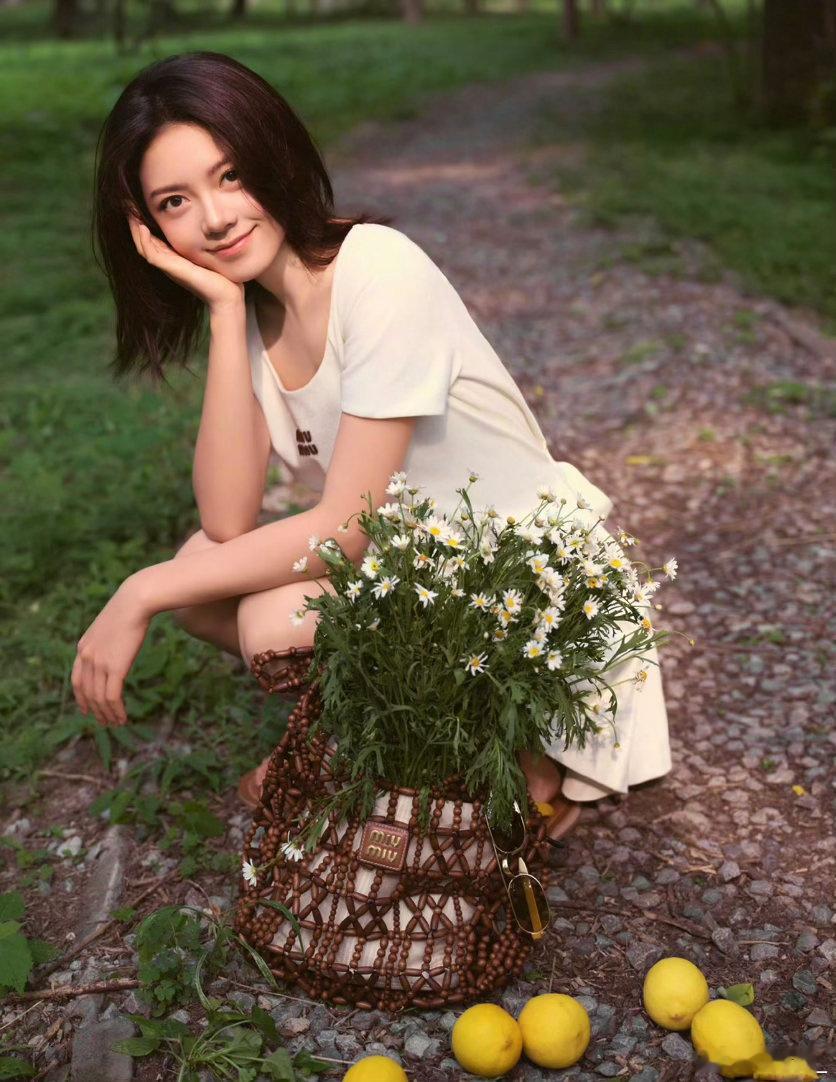 赵今麦演绎Miu Miu 2026夏日系列大片，柔光裹挟轻盈衣装，简约设计尽显清