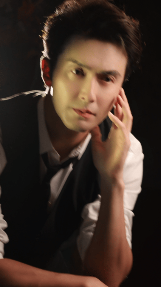 高伟光眼神比唇先落吻 高伟光你是懂我们想看什么的，帅的我尖叫了，他好有魅力，这眼