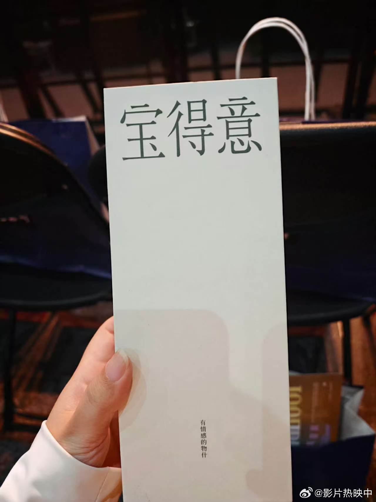 曾舜晞太会培养死士了 突袭直播的惊喜还没消化完，又被各种周边砸中了心巴。他从不把