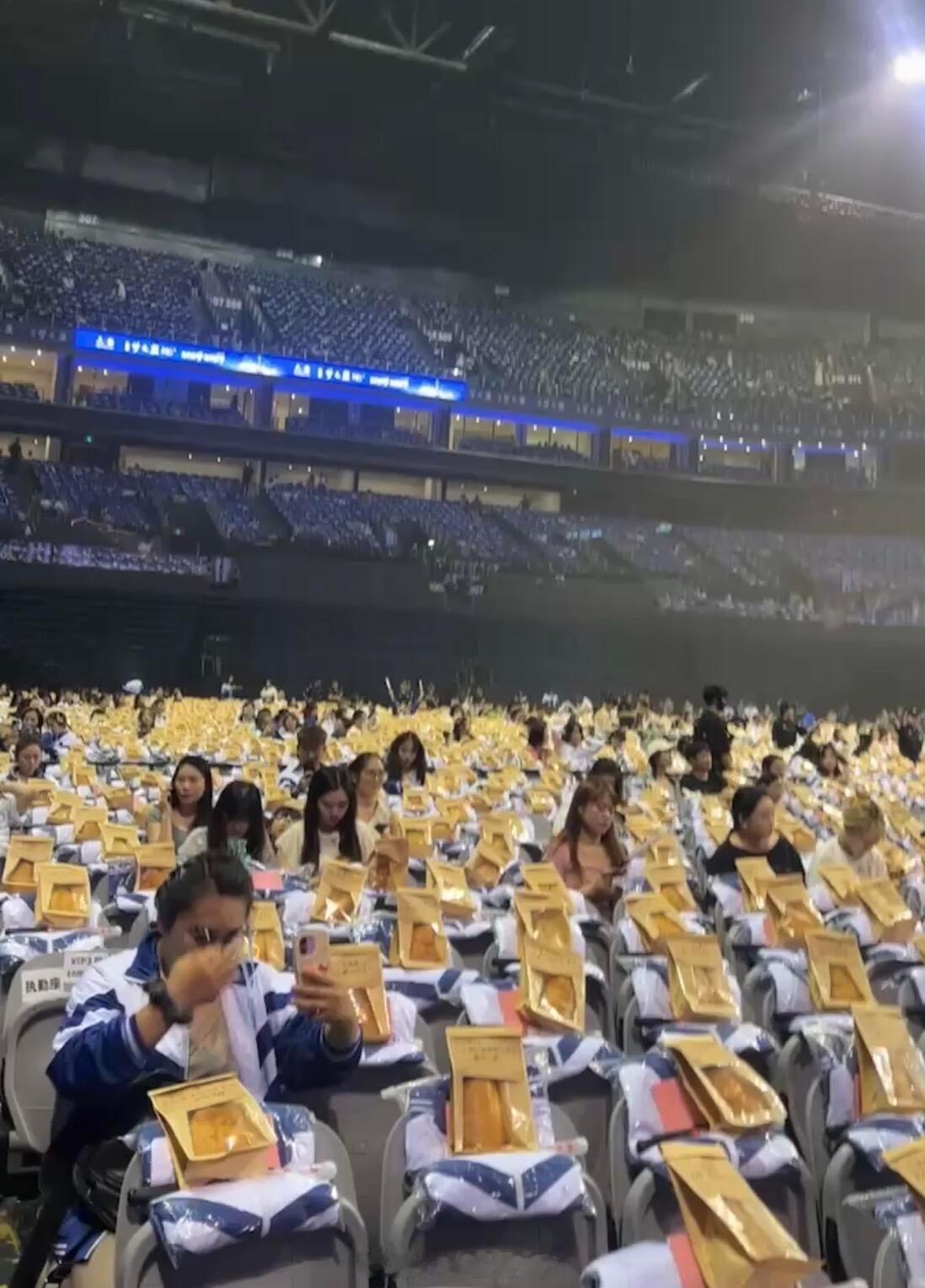 徐良送全场女生包包徐良请一万人吃鸡腿面包一代人的青春歌手最懂普通人，比起昂贵周边