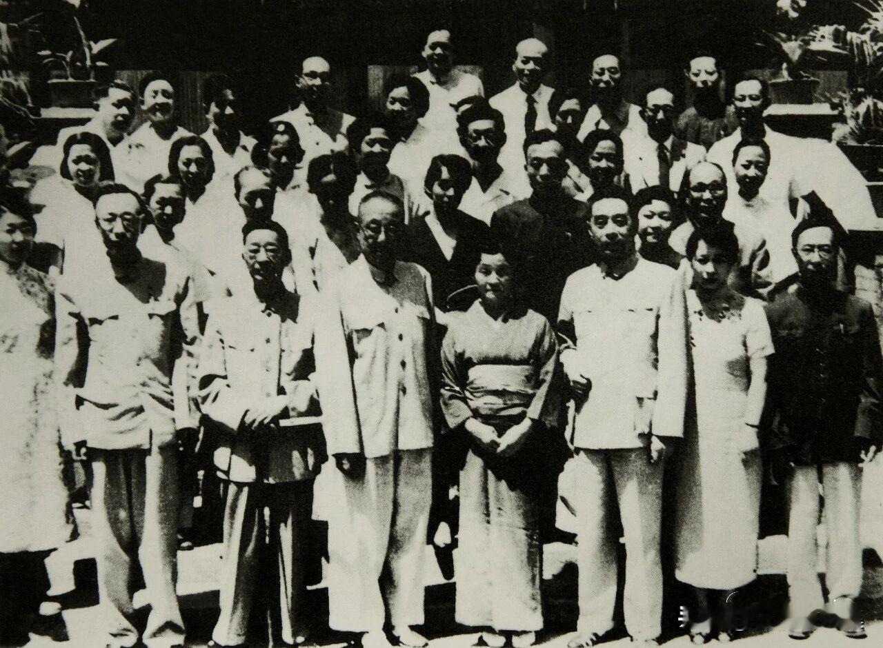 1961年6月10日，周恩来总理在中南海西花厅接见并宴请嵯峨浩子、溥杰、溥仪等人