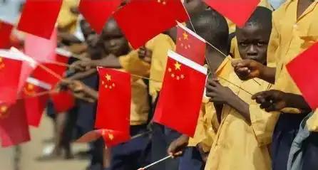 中国援建队伍在乍得免费帮村里打出清澈的水井，本以为能换来当地人的真心感谢，没想到