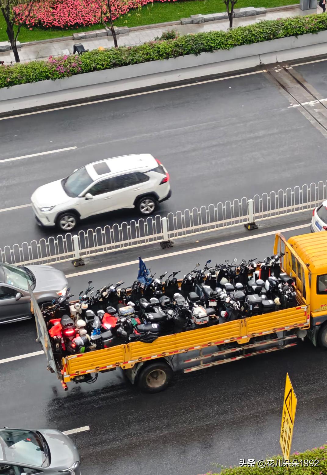 牛马的车不见了
下班的牛马，发现电鸡不见了
