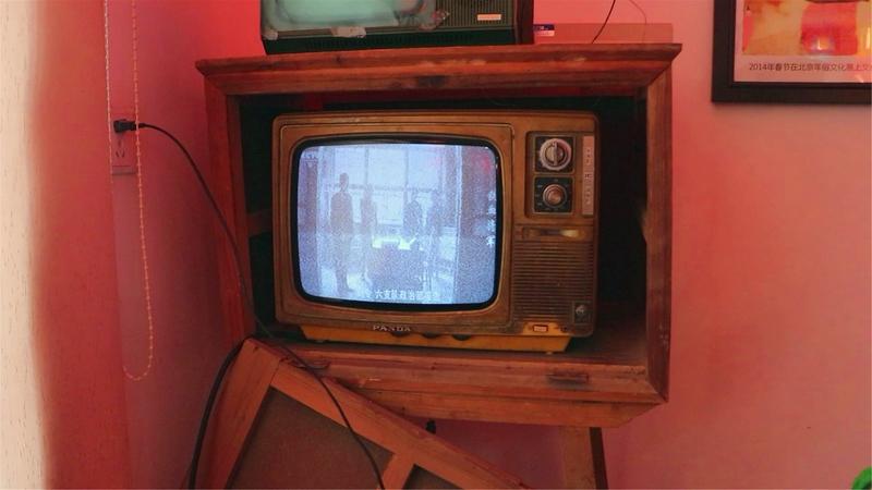 当然看过，

小时候家里的黑白电视是方方正正的，

屏幕不大还带着“雪花噪点”，