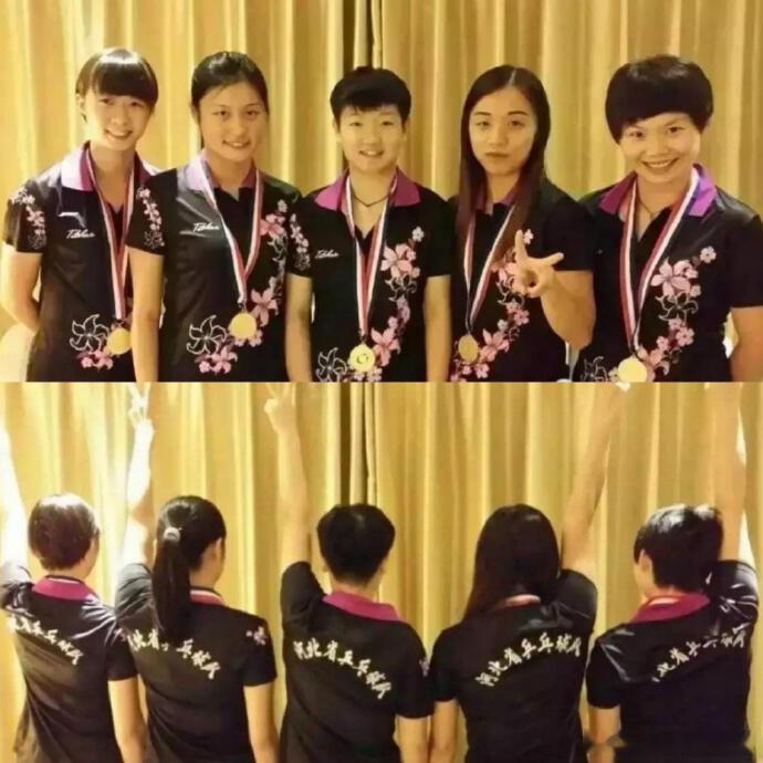 孙颖莎王曼昱毕业照孙颖莎王曼昱与老师同学合照。从冠军组合成学霸姐妹，将在9月携手