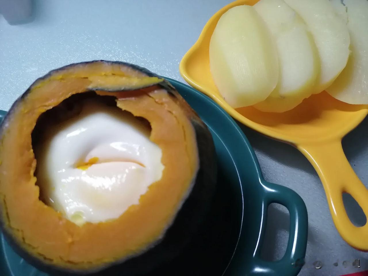 前段时间同学老家种的贝贝南瓜，给我寄了一箱，他说放置一周十来天再吃，绝对会特别好