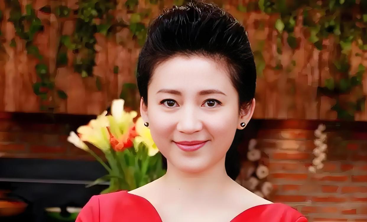 这位主持人长相好大气，是跟劳春燕一样属于气质型的美人，拥有标准的鹅蛋脸，大眼睛高