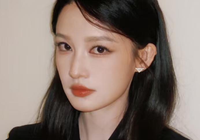 微博之夜，李沁没露面，
总算弄清楚真正的缘由了。
不是档期不合适，而是她正在央视